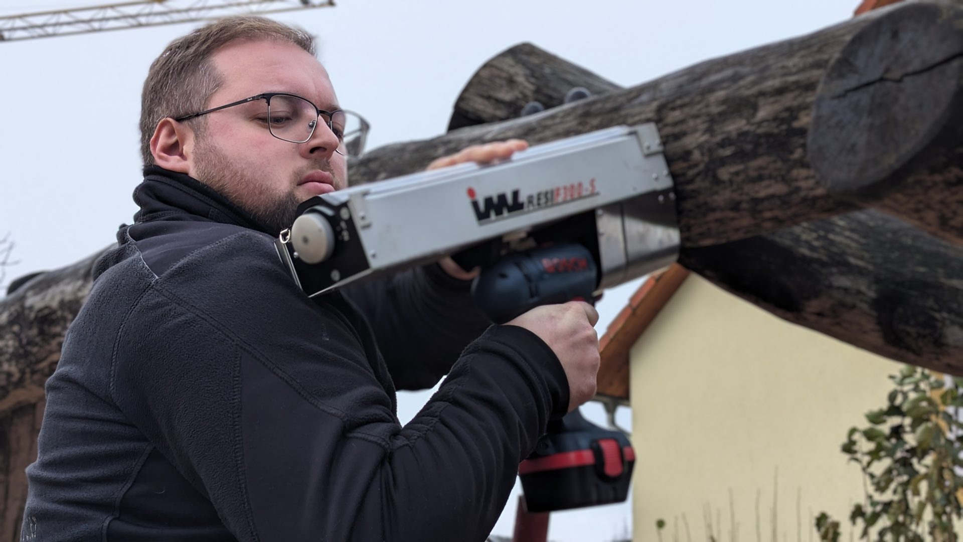 Bohrwiderstandsmessung an einem Holzbauteil