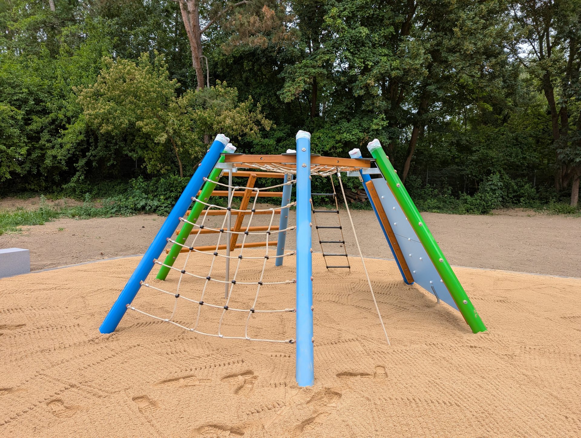 Spielplatzanlage mit Kletterpyramide
