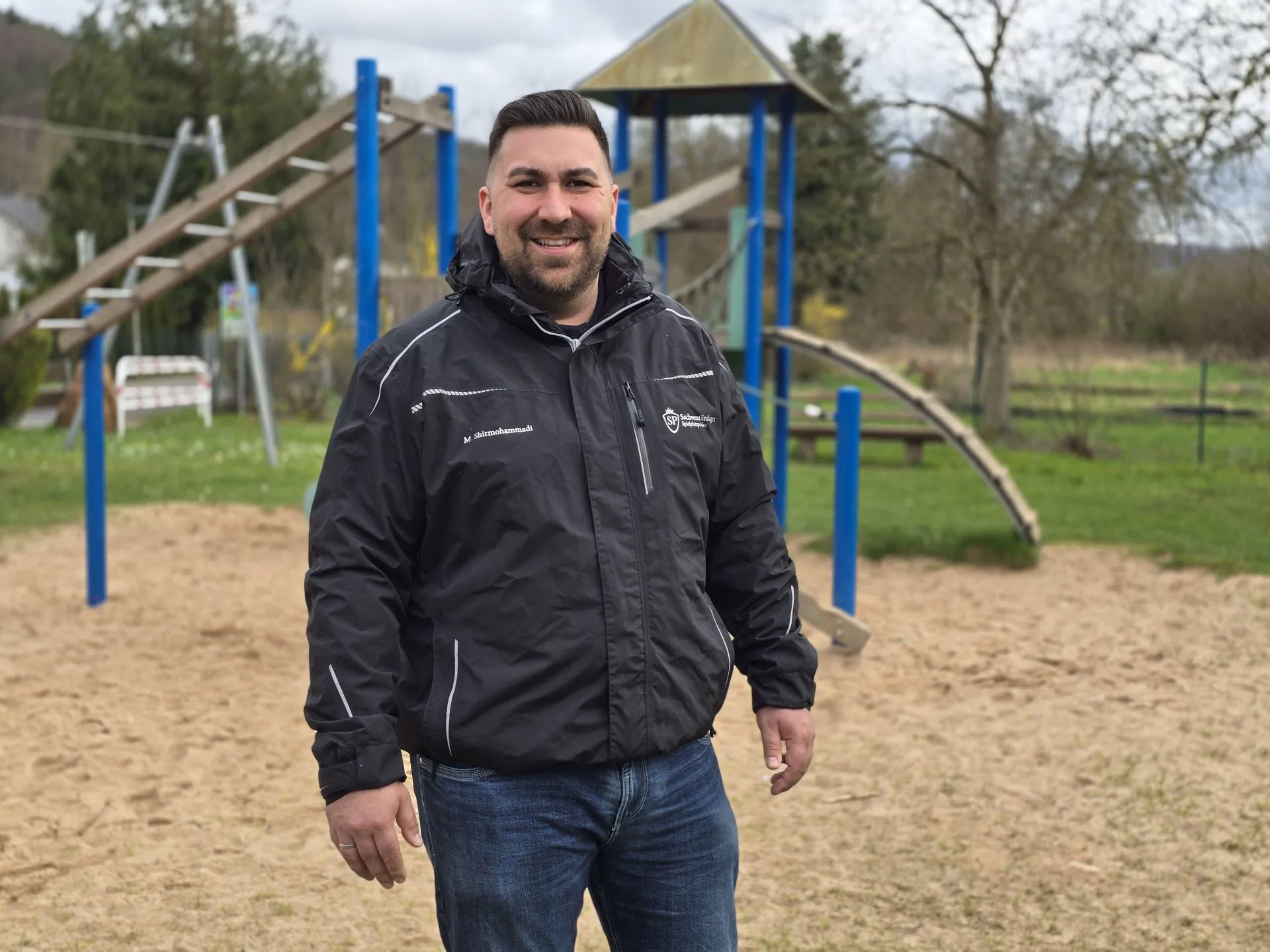 Mitarbeiter auf einem Spielplatz im Freien